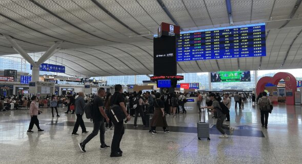 深圳北站LED屏廣告價(jià)格，深圳北高鐵站服務(wù)臺(tái)三角旋轉(zhuǎn)屏廣告報(bào)價(jià)