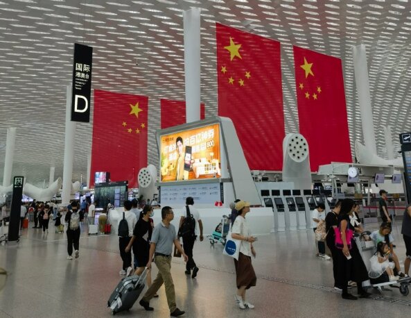 深圳機(jī)場出發(fā)值機(jī)廣告牌旁的大蓮蓬是干啥用的？深圳機(jī)場廣告價(jià)格