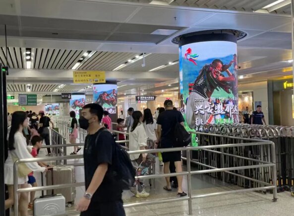 深圳北站換乘區(qū)包柱LED廣告價格，文旅景區(qū)旅游深圳北高鐵站廣告