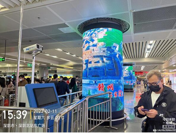 深圳北站換乘區(qū)包柱LED廣告價(jià)格，文旅政府深圳北高鐵站廣告案例