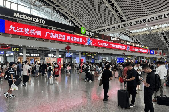 廣州南站候車大廳LED大屏廣告價(jià)格收費(fèi)多少？廣州南高鐵站廣告案例