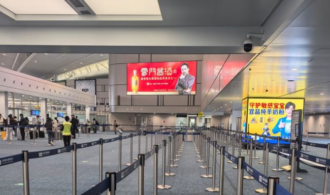 青島膠東機(jī)場(chǎng)安檢大廳高空燈箱：安檢區(qū)域的視覺制高點(diǎn)