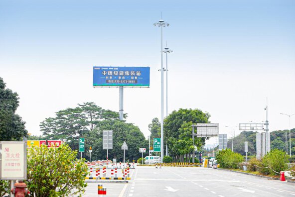 東莞高速立柱大牌廣告價格多少錢？?；⒏咚贃|莞虎門廣告牌位置