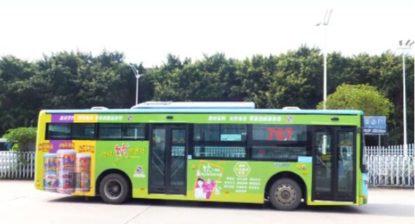 東莞公交車身廣告價(jià)格是多少？東莞公交車廣告快消食品案例，東莞公交廣告效果怎么樣？
