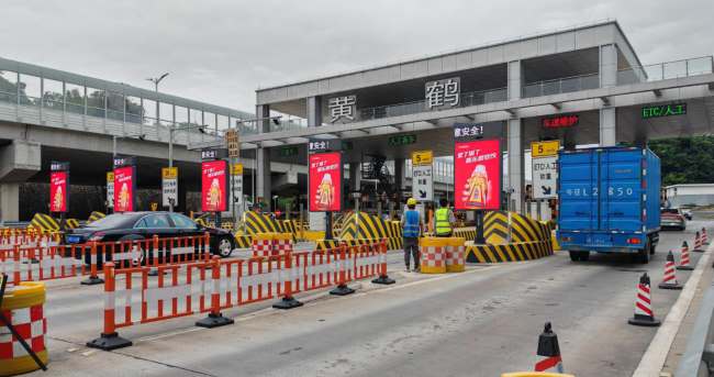 深圳機(jī)荷高速黃鶴收費(fèi)站LED大屏：交通要道的視覺(jué)焦點(diǎn)