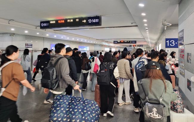 長(zhǎng)株潭城際長(zhǎng)沙站通道燈箱廣告的客流觸達(dá)價(jià)值