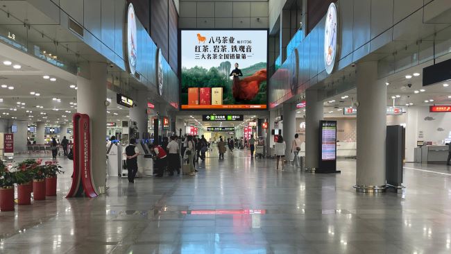 泉州晉江機(jī)場(chǎng)中央高空LED大屏：出發(fā)大廳的視覺(jué)焦點(diǎn)