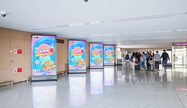 青島膠東機(jī)場(chǎng)到達(dá)通廊刷屏大屏廣告：旅客動(dòng)線的精準(zhǔn)傳播網(wǎng)絡(luò)