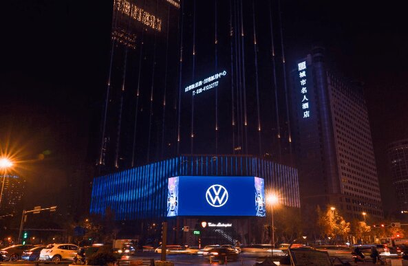 成都蘭博基尼中心LED大屏廣告價(jià)格多少錢(qián)？成都天府大道廣告裸眼3D