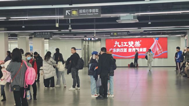 12㎡的視覺(jué)焦點(diǎn)：解析佛山機(jī)場(chǎng)到達(dá)通廊燈箱的傳播力